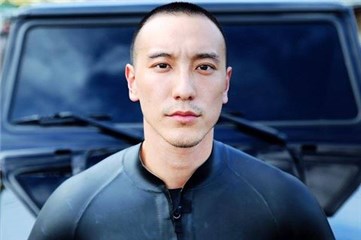 王阳明冲浪照大秀刺青 网：帅的体无完肤