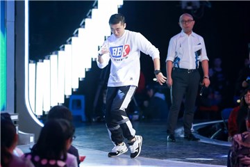 一号男嘉宾跳breaking