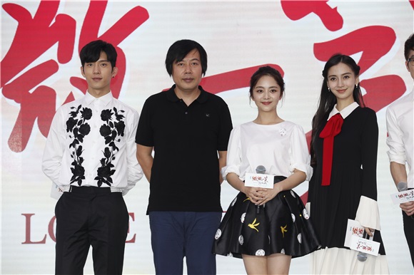Angelababy与井柏然借位拥吻比爱心 呲牙咧嘴小表情不断一脸暧昧