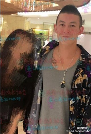 喜事将近?  陈冠希遭拍与女友甜蜜晃进婴儿用品店