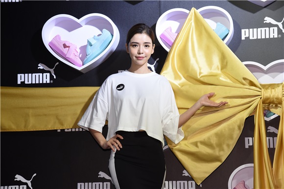 李毓芬出席运动品牌旗舰店开幕活动