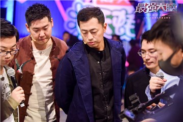 三位队长下场与选手交流