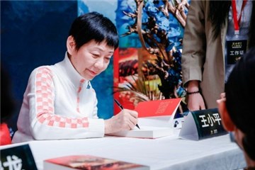 (王小平在签售会现场)