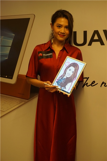 周秀娜出席电子产品发布会
