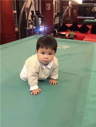 杨子晒小儿子视频为其庆生 Anlin大眼睛超萌出镜乖巧可爱