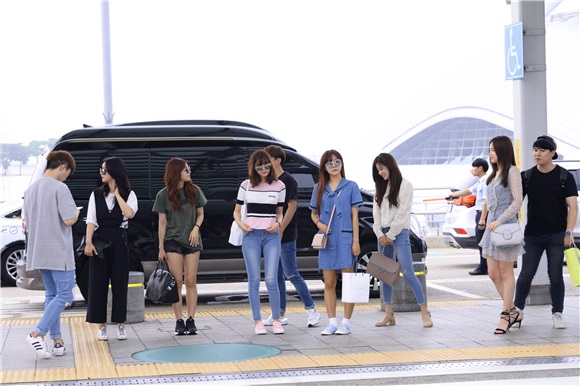 女团APINK 为在日本的
《MBC Korean Music Wave》演唱会现身仁川机场准备出国