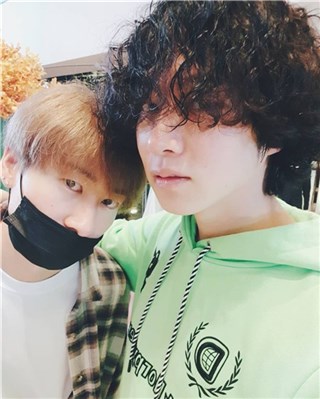 金希澈晒与李赫宰合影 SJ团员陆续出镜展好友谊