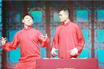 相声组合卢鑫玉浩力挑大山.jpg