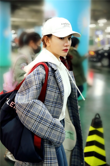 杨蓉休闲亮相机场 卫衣搭外套时髦满分