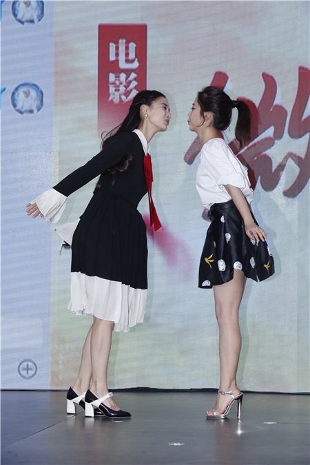 Angelababy与井柏然借位拥吻比爱心 呲牙咧嘴小表情不断一脸暧昧