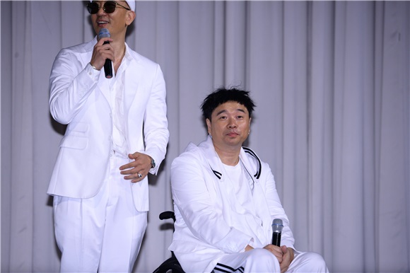具俊晔、姜元来举行出道20周年纪念发布会 《Produce101》练习生李宇镇到场助阵