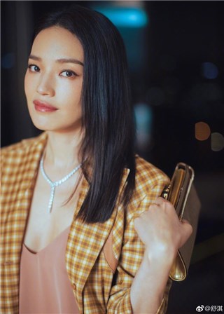 舒淇穿着格状花纹裤装出席公开活动 时尚又美丽