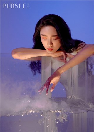 张月氛围感大片上线 光影徜徉中上演清冽眼神杀