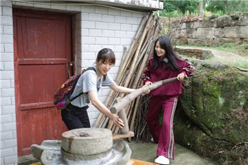 谭维维与悦悦研磨豆浆