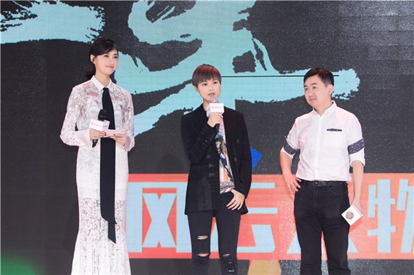 李斯羽现身帅气优雅兼具 同框李宇春萌点十足