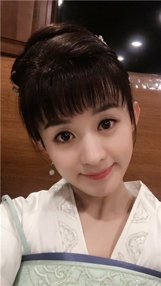 赵丽颖晒“明兰”证件自拍 粉丝大赞：胖兰太可爱