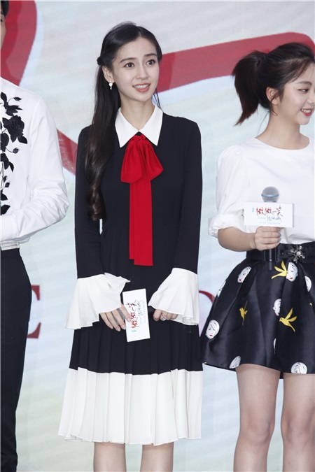 Angelababy与井柏然借位拥吻比爱心 呲牙咧嘴小表情不断一脸暧昧