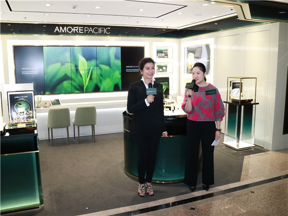 锺楚红出席时代广场AMOREPACIFIC概念店开幕活动