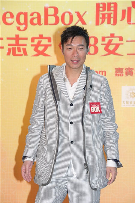 许志安宣传自己的新专辑《18安士》