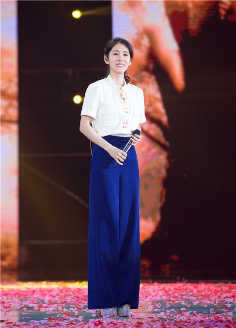 张碧晨仙侠盛典首唱《时光笔墨》 歌声唯美尽显柔情