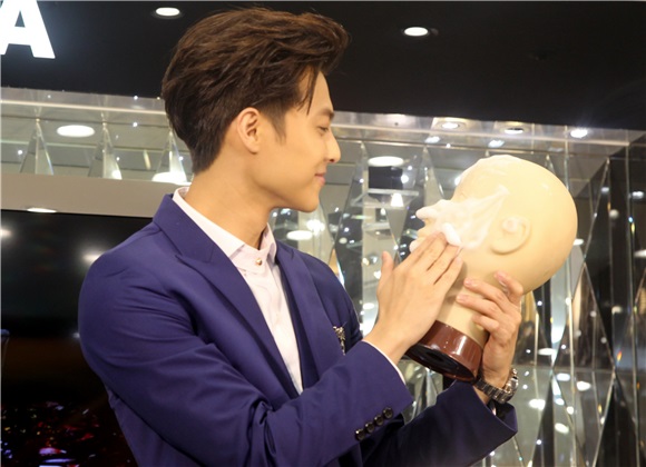 王子邱胜翊出席美妆品活动