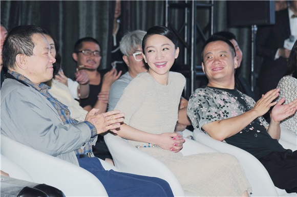 黄渤发起「HB+U」计划助力新导演 周迅贴心助阵素色连体裙优雅不抢镜