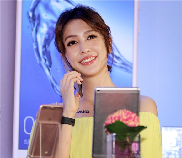 刘奕儿一身活泼亮丽的造型出席手机活动