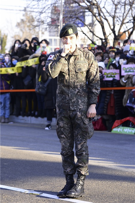 韩国男子组合JYJ成员金在中正式退伍