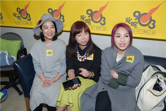 杨千嬅、林兆霞及陈逸宁为《志明与春娇》出席电台访问