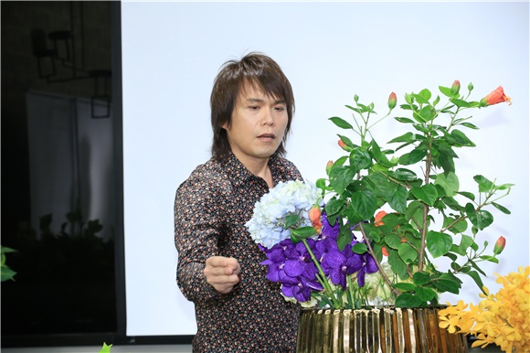 伍佰为电台活动献出插花秀
