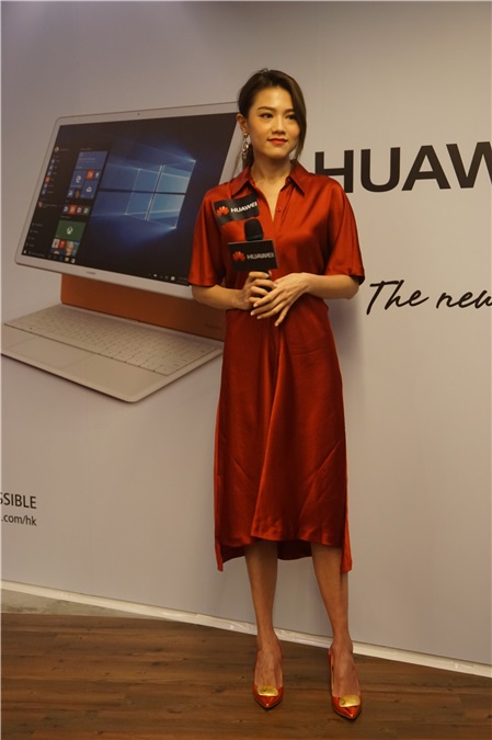 周秀娜出席电子产品发布会