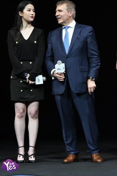 〈Yes 上海现场〉黄晓明刘亦菲共同出席活动 利落黑色装扮帅气满屏