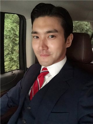 崔始源晒SM家族大合影庆生 满屏高颜值养眼十足