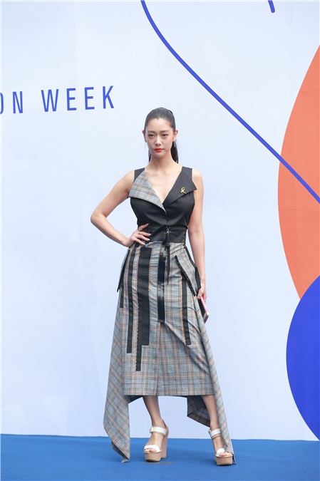 CLARA、文熙景、金允书、崔允英、玄英等出席2017F/W首尔时装周活动