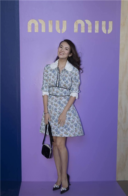 章子怡现身巴黎时装周 女王也爱小清新少女风