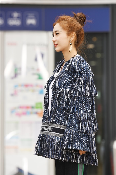 Angelababy《奔跑吧》变陀螺猜嘉宾 抢被大战燃女子力