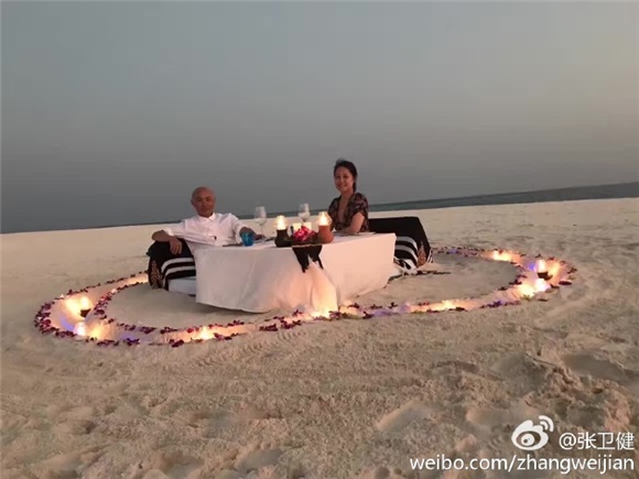 张卫健与张茜无人岛浪漫庆生