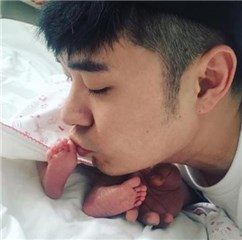 陈赫父爱值爆表 亲吻女儿脚丫超溺爱