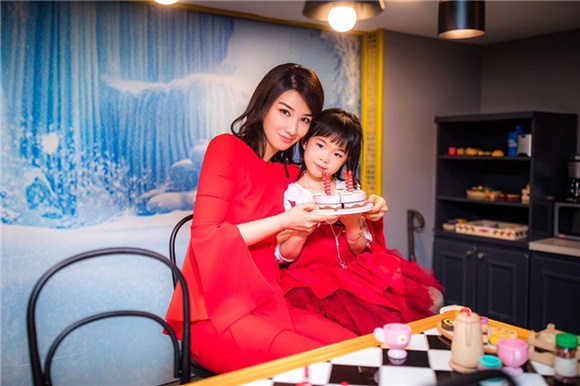 黄奕捐出女儿画作做慈善 带领一群小朋友做义卖献爱心