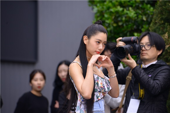 智淑、高佑丽、赵贤荣CLARA、Lizzy等出席设计师Kwak Hyunju时装秀