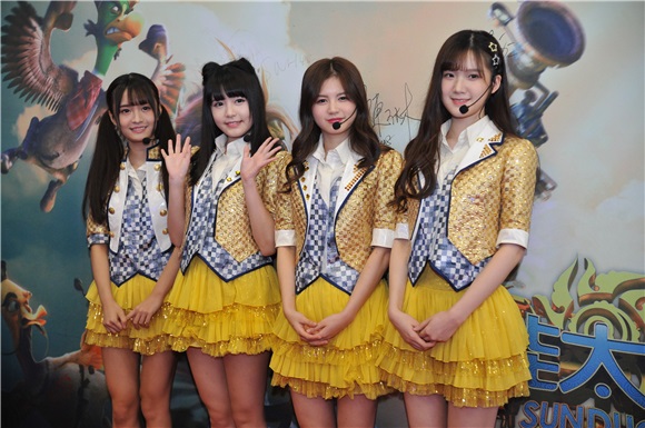 SNH48、王栎鑫出席电影《超能太阳鸭》活动