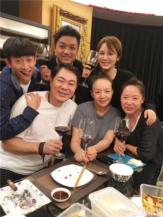 《家有儿女》一家齐聚！ 爸爸、儿女献吻妈妈宋丹丹