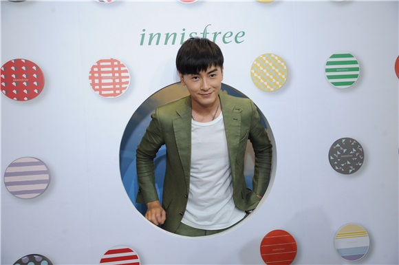 郑元畅绿西装森系美男 任一日店长皮肤超好
