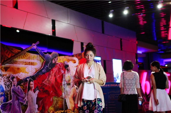 女版至尊宝惊现影院 《大话西游3》首映玩搞笑自拍
