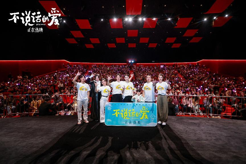 上海见面会张艺兴李珞桉分享“爱最好的样子”，《孤注一掷》导演申奥：张艺兴一定会给你惊喜
