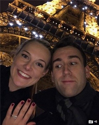 《哈利波特》的奈威死会了 巴黎铁塔下向女友求婚