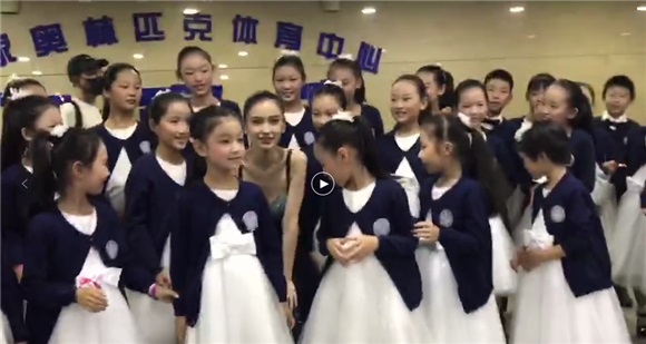 Angelababy穿长礼服蹲下与小朋友合影 贴心小细节获赞孩子王