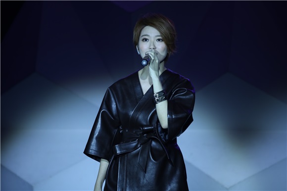 新加坡天后蔡淳佳办新歌首唱会 独立作曲《自画像》探索内心世界