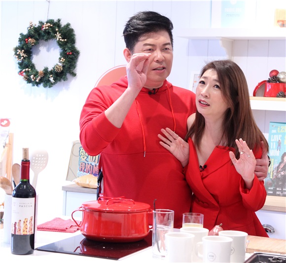 曾国城、黄嘉千、窦智孔、关诗敏等出席《爱呀,我的妈!》圣诞派对餐