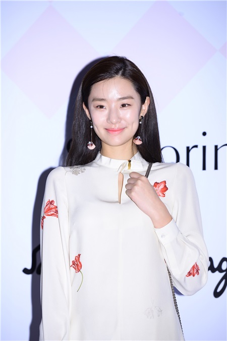 演员千玗嬉、史蒂芬妮·李、郑有真等出席品牌Signorina in Fiore 上市活动PHOTO WALL